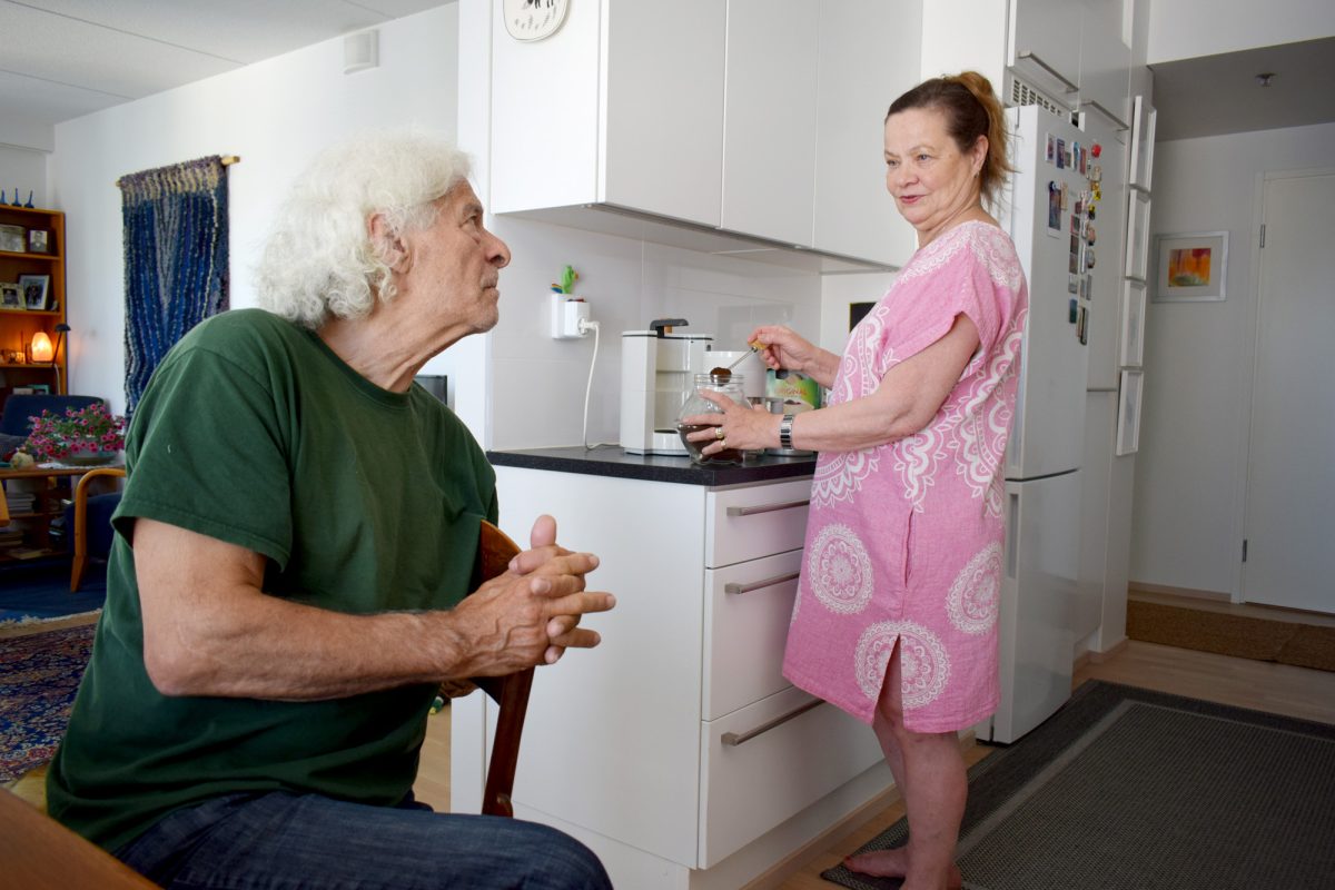 senioritalossa asuva pariskunta keittää kahvia keittiössä