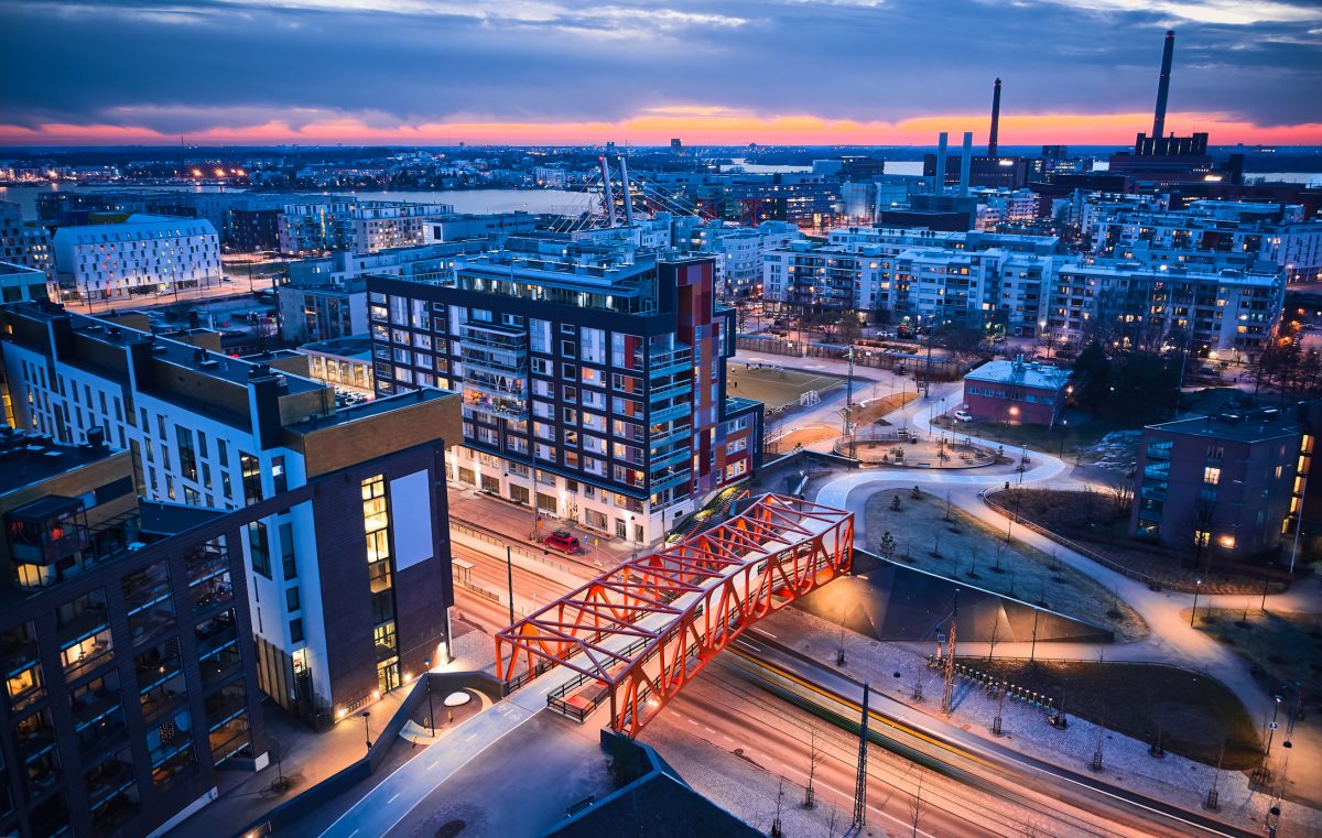 Helsingin Jätkäsaaren kaupunginosan aluetta illalla.