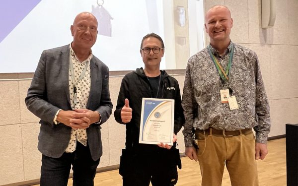 Kumppani-diplomilla palkittu yrityksen edustaja ja Hason henkilöstöä.
