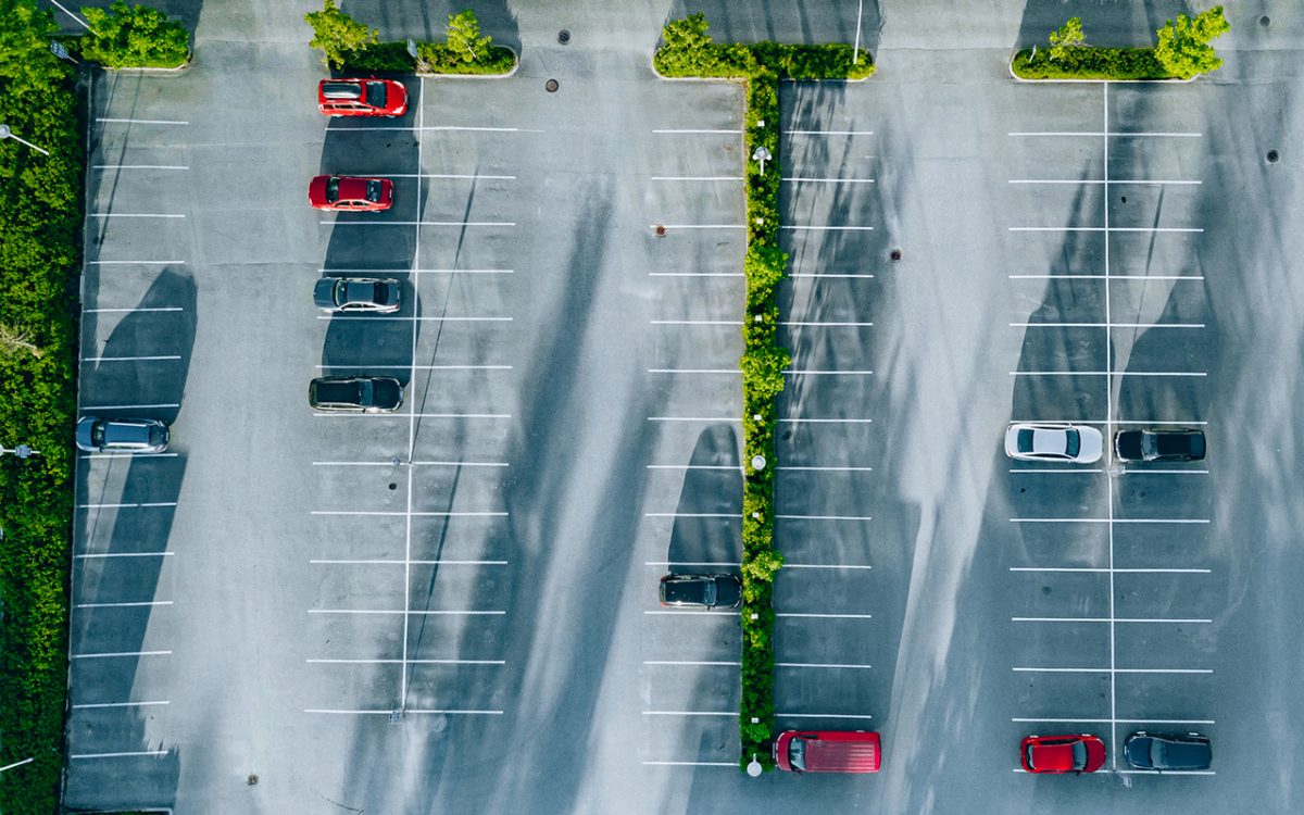 Ilmakuva parkkipaikasta, jolla muutama auto.