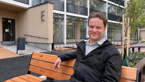arkkitehti Kari Selonen Maapadontie 9 talon pihalla