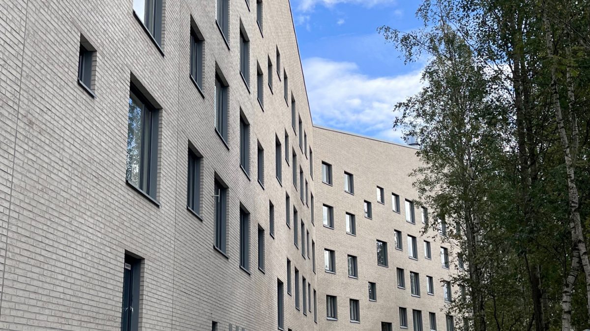 Maapadontie 9 talon julkisivua Tuusulanväylän suuuntaan.