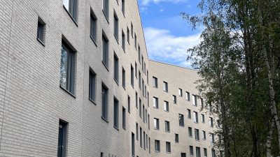 Maapadontie 9 talon julkisivua Tuusulanväylän suuuntaan.