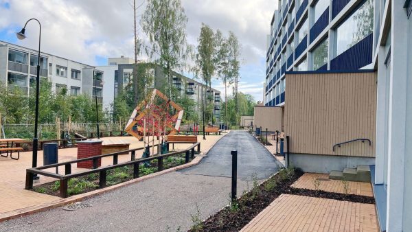 Maapadontie 9 talon pihanäkymää