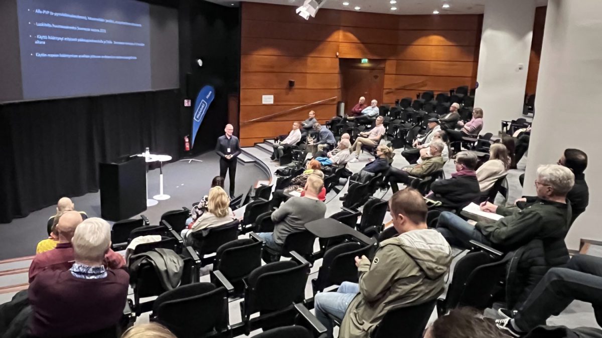 Turvallisuusillan yleisöä auditoriossa.