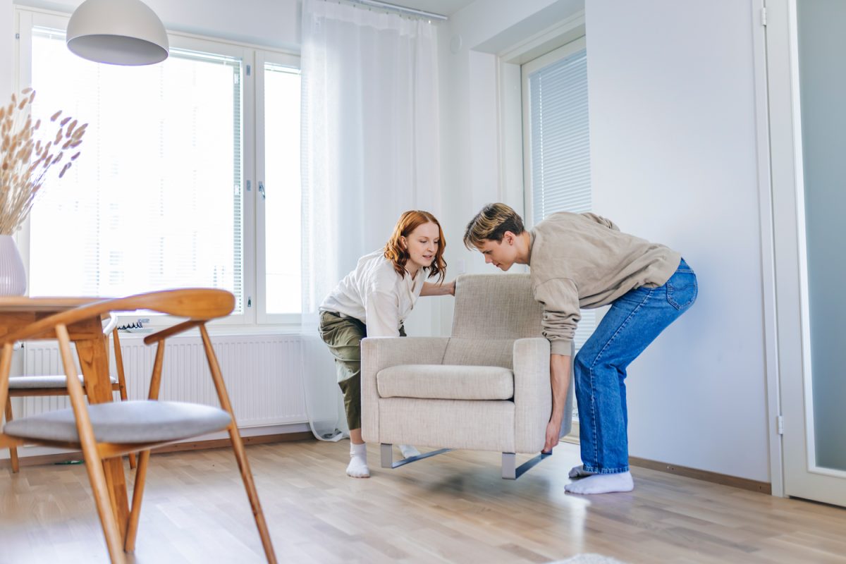 nuoripari muuttopuuhissa, tuolia kantamassa