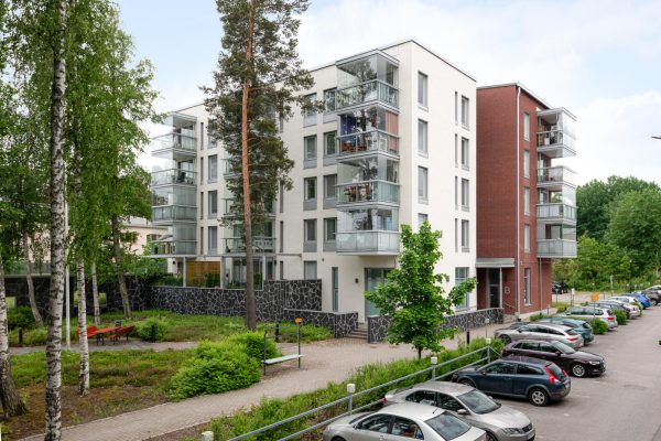 Kerrostalo, joka on seniorikohde Eliel Saarisen tie 