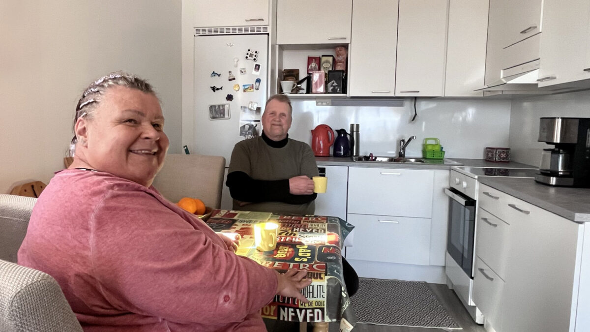 kaksi asukasta kahvilla uudessa keittiössä