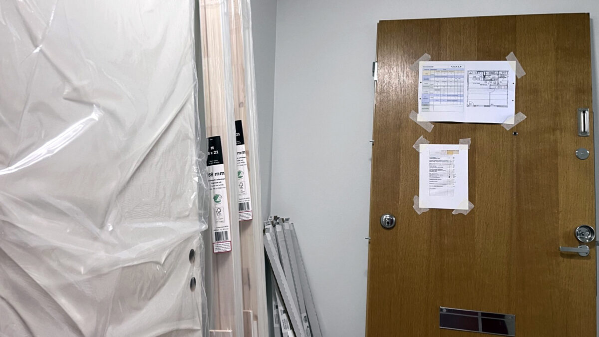 rakennusmateriaalia rappukäytävässä