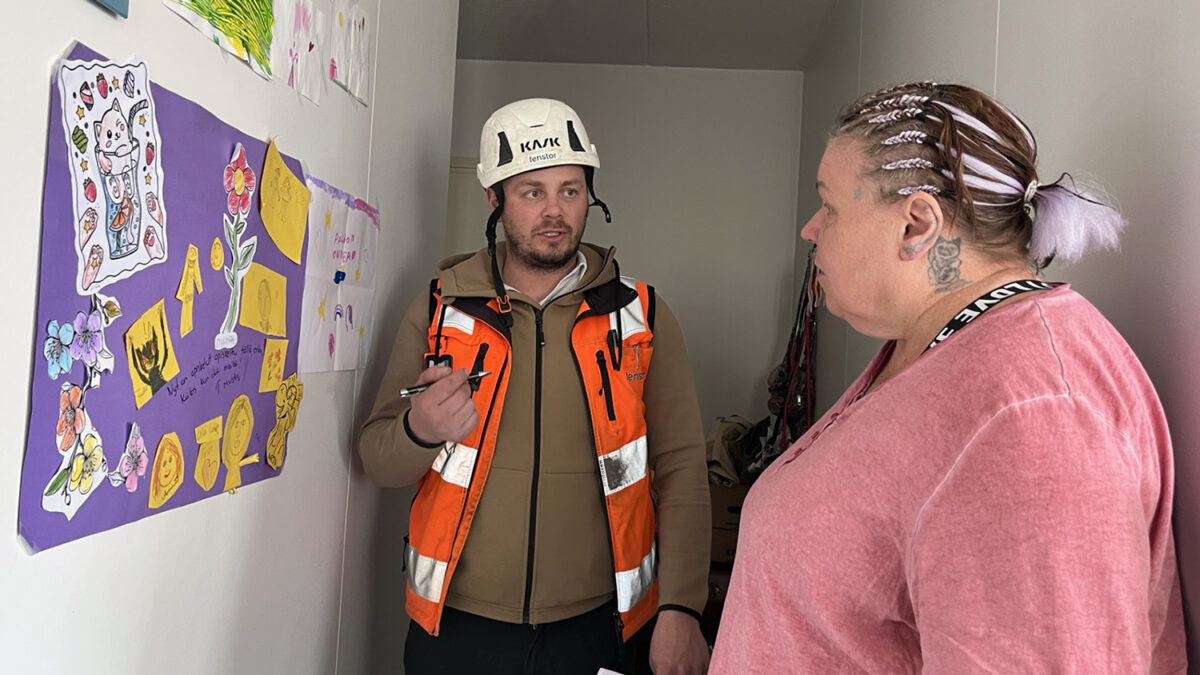 remonttimies keskustelee asukkaan kanssa