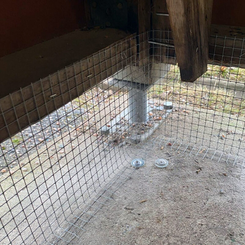 metalliverkkoa maanrajassa estämässä rottien kulkemista.